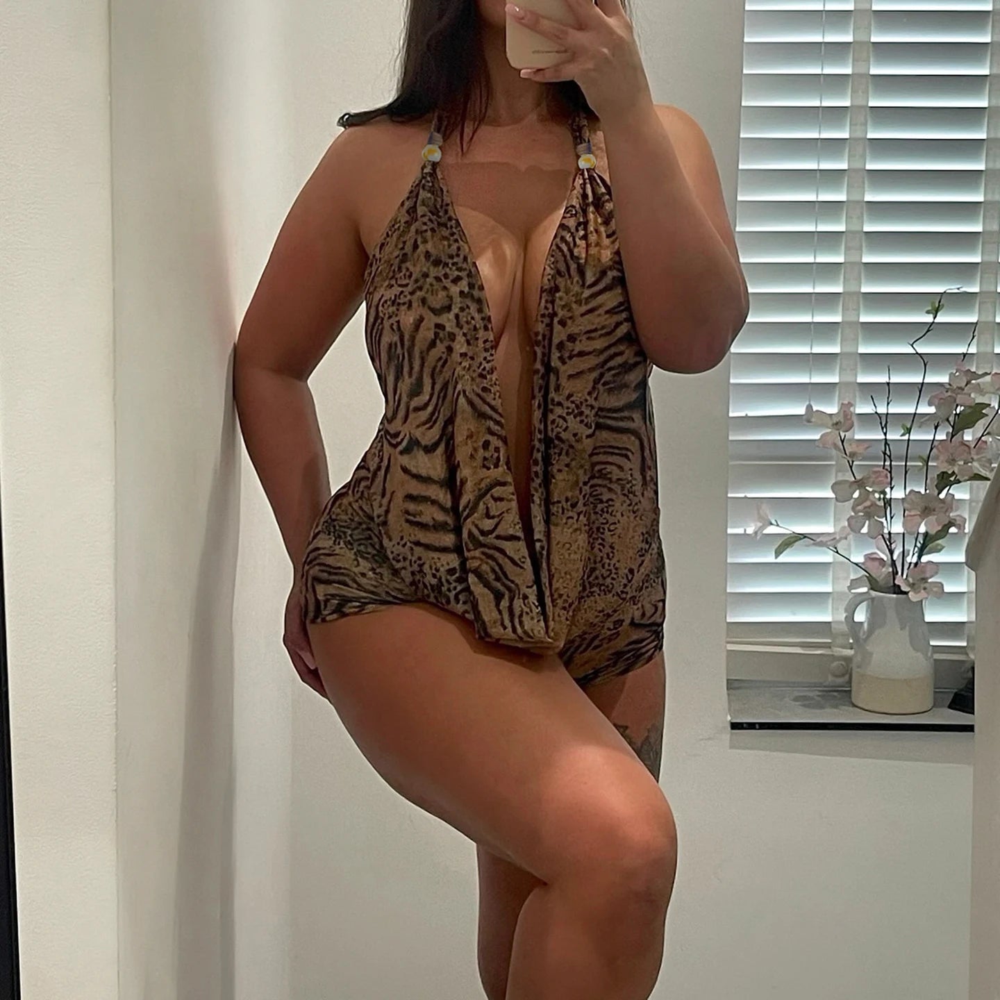 vestido de leopardo con cuello en V